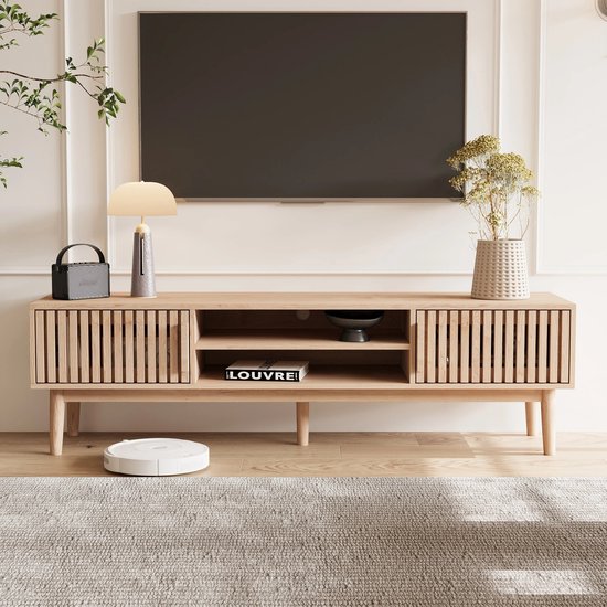 Houten tv-meubel met lamellen deuren, open vakken en decoratie, met een tv erboven.