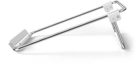 Un support pour ordinateur portable argenté et pliable avec des parties blanches réglables, sur fond blanc.