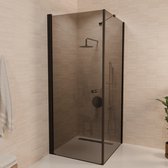 Douchecabine met zwarte profielen, rookglas, regendouche en handdouche.