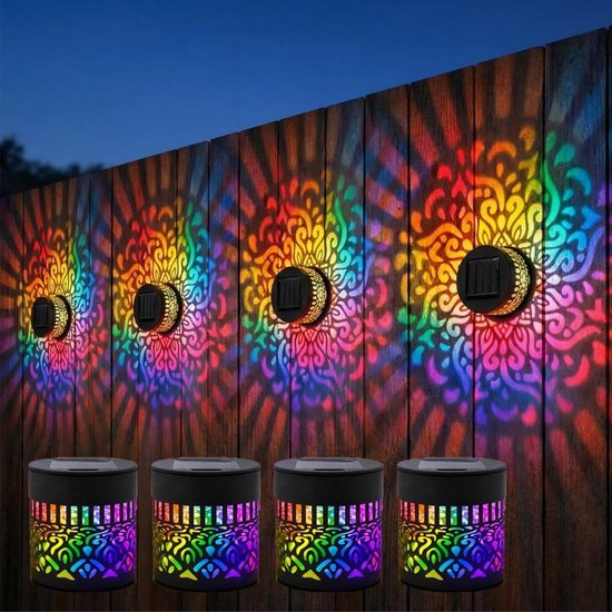 Vier wandgemonteerde solar mandala-lampen die stralen van veelkleurig licht projecteren op een houten schutting, met vier ronde lantaarns onderaan.