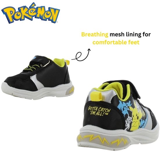Zwarte sneaker met Pikachu opdruk, neongele accenten en klittenbandsluiting. Zicht op de zijkant en achterkant.