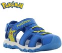 Blauwe sandaal met Pikachu print, klittenbandsluiting en gele veters.