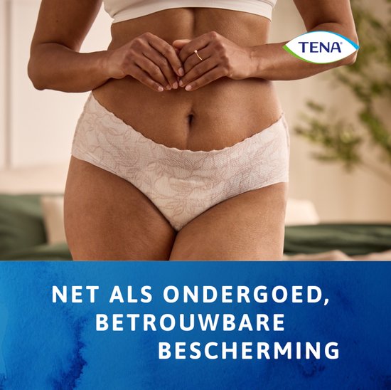 Vrouw draagt een wit topje en een lichtroze, kanten broekje met bloemenpatroon.