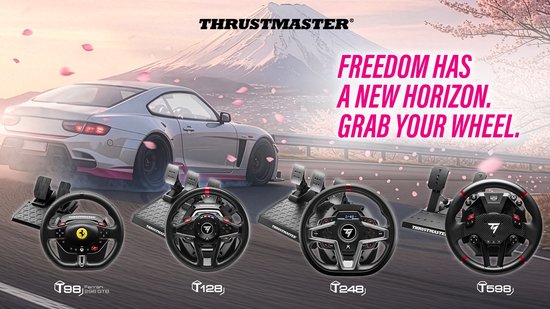 Vier Thrustmaster racesturen met pedalen, waaronder de T80, T128, T248 en T500RS, met de berg Fuji op de achtergrond.