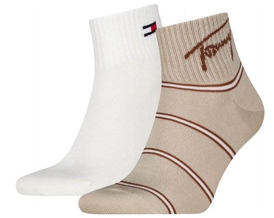 Duopack Tommy Jeans sokken: een witte sok met vlaglogo en een beige sok met bruine strepen en Tommy-logo.