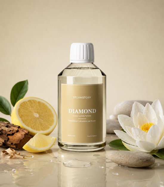 Fles SteamStory "DIAMOND" wasparfum met citroen, houtsnippers, stenen en een witte lotusbloem.