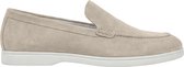 Lichtbeige suède loafer met witte zool.