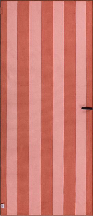 Oranje en roze gestreept strandlaken met een zwarte lus.