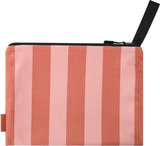 Oranje en roze make-uptasje met streepjespatroon en ritssluiting.
