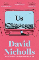 Boekomslag van 'Us' van David Nicholls, met een getekende televisie waarop een landschap te zien is, met de tekst 'Us' en citaten van de Sunday Times en The Independent.