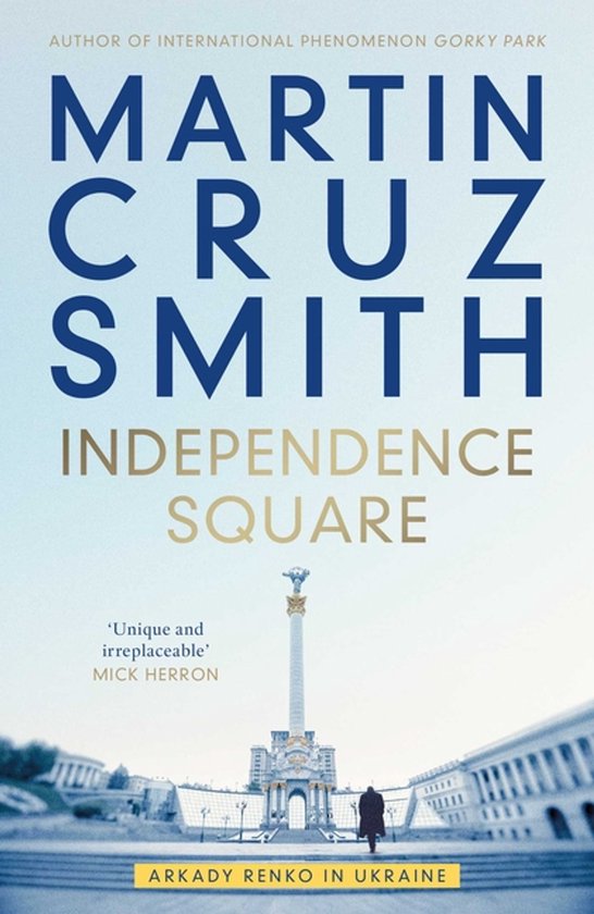 Boek 'Independence Square' van Martin Cruz Smith. Een man loopt naar het Onafhankelijkheidsplein met een monument.