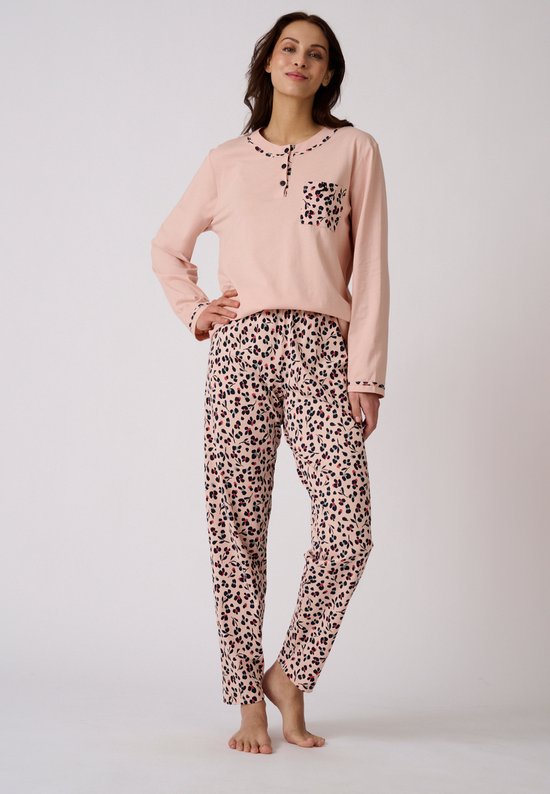 Mannequin portant un ensemble de pyjama rose à manches longues, boutonnage et poche poitrine, avec pantalon imprimé léopard.