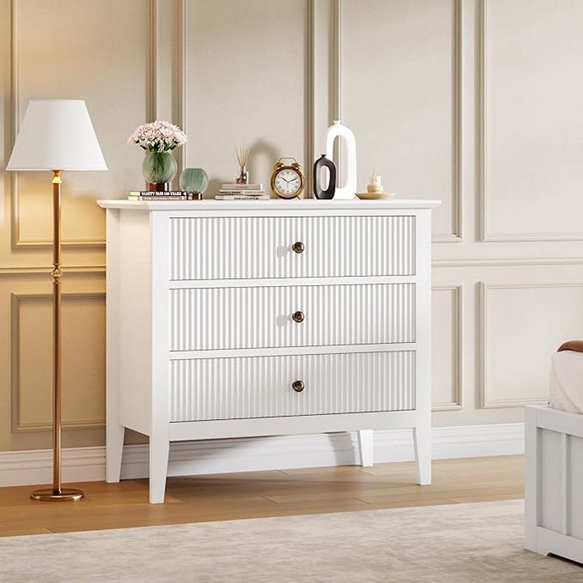 Luxe Design Commode 80 cm – Witte MDF Ladekast met 3 Lades en Geribbelde Fronten – Goudkleurige Handgrepen – Modern Dressoir voor Slaapkamer, Woonkamer en Hal – 80 x 40 x 75 cm-Mobili Bella