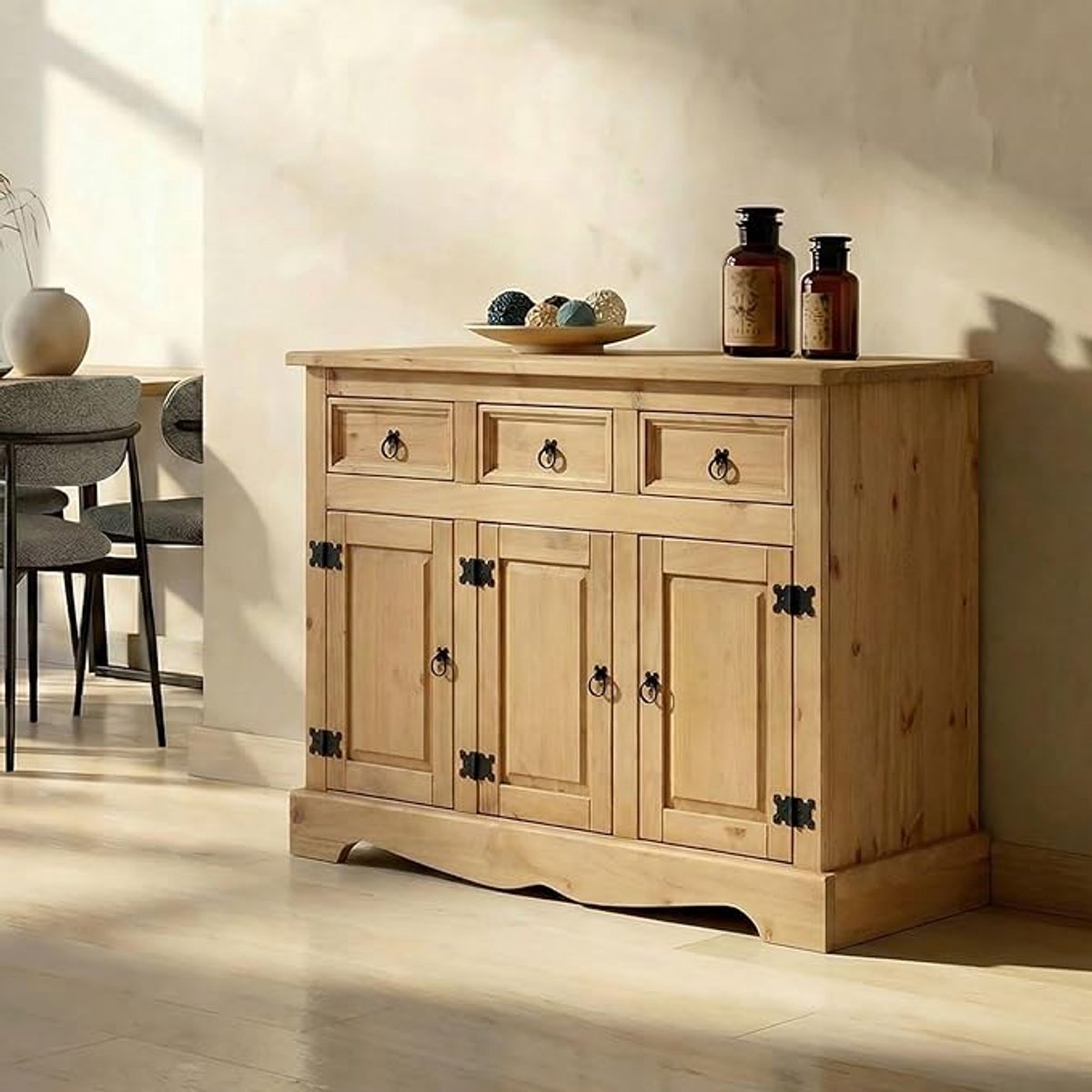 Landelijke Massief Grenenhouten Dressoir Commode met 3 Deuren en 3 Laden – Mexicaanse Opbergkast voor Woonkamer en Eetkamer | Mobili Bella