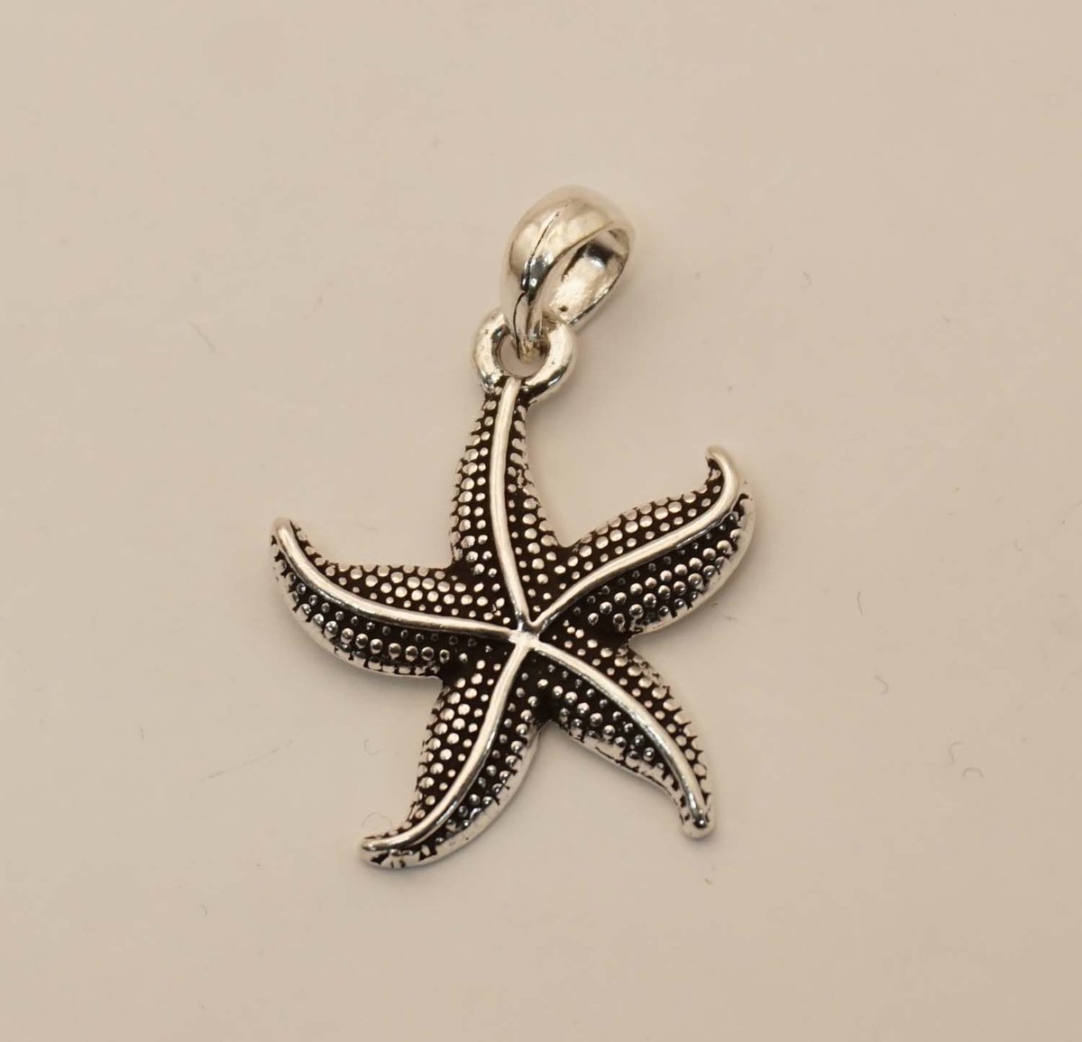 Sterling zilveren hanger zeester - hanger van een zeester - zeedier hanger gemaakt van 925 zilver - leuke zilveren hanger van een natuurlijke item - Vijfstralig zeedier hangertje voor halsketting - sterling zilveren platster hanger