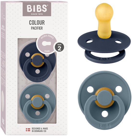 Twee BIBS Colour spenen: een donkerblauwe met gele speen en een lichtblauwe met gele speen. Maat 2.