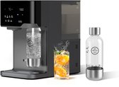 Zwarte waterdispenser met touch screen, met een bruiswaterfles en een glas bruisend water met sinaasappelpartjes en munt.
