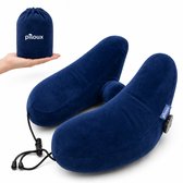 Opgeblazen donkerblauw Piloux nekkussen met een hand die een klein donkerblauw draagtasje vasthoudt.