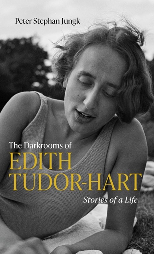 Livre 'The Darkrooms of Edith Tudor-Hart: Stories of a Life' avec une photo en noir et blanc d'Edith Tudor-Hart en débardeur.