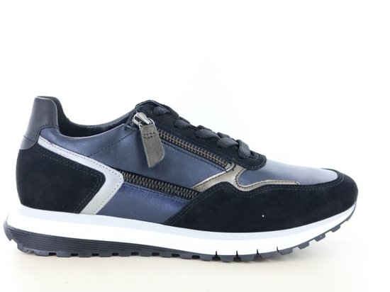 Zwarte sneaker met blauwe en zilverkleurige accenten, suède en gladde panelen, rits en veters.