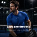 Atleet in een blauw, vochtig RAQA sportshirt tijdens het padellen.