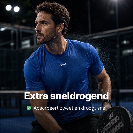 Atleet in een blauw, vochtig RAQA sportshirt tijdens het padellen.