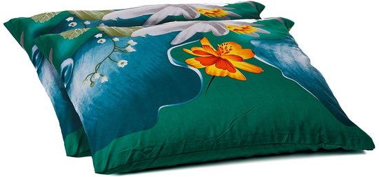 Twee groene kussenslopen met een bloemenprint van oranje en witte bloemen.