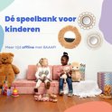 Twee meisjes, één met blond haar en één met donker haar, zitten op een roze speelbank en knuffelen speelgoed.