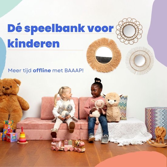Twee meisjes, één met blond haar en één met donker haar, zitten op een roze speelbank en knuffelen speelgoed.