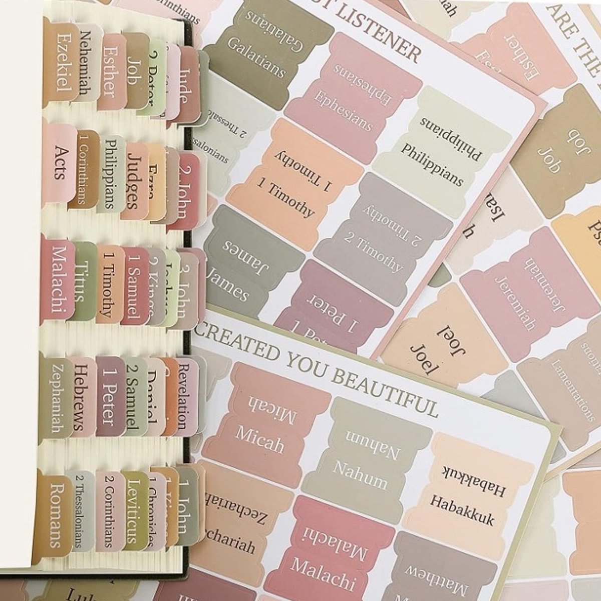 Dailygoods- Bijbel Tabs 90 Stuks - Indexering Dividers - Pastel Multicolor Thema - Oude/Nieuwe Testament Labels - Papier - Handgeschreven Personalisatie - Bijbel Etiketten