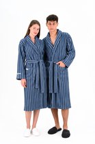 Vrouw en man in gestreepte blauwe badjassen met sjaalkraag, strikceintuur en zakken.