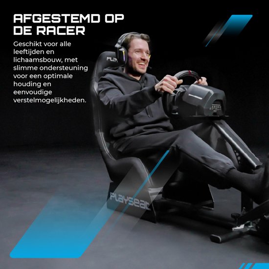 Man met headset, hoofdtelefoon en microfoon, zittend in een zwarte racekuipstoel, met race stuur en pedalen