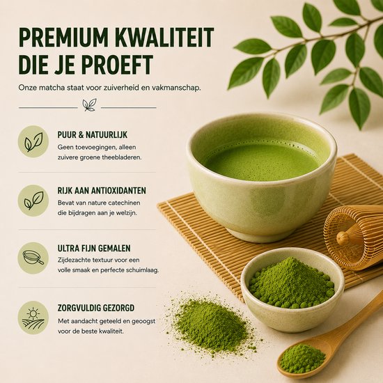 Matcha in een groene kom, met een bamboe klopper en poeder.