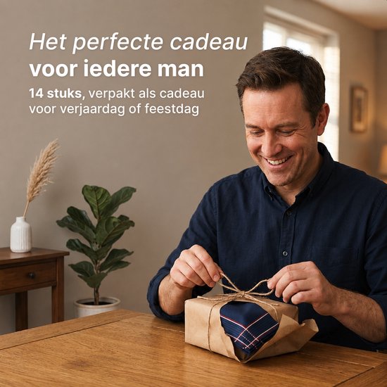 Man pakt een cadeau in met een geblokte zakdoek zichtbaar, kerstcadeau of verjaardagscadeau.