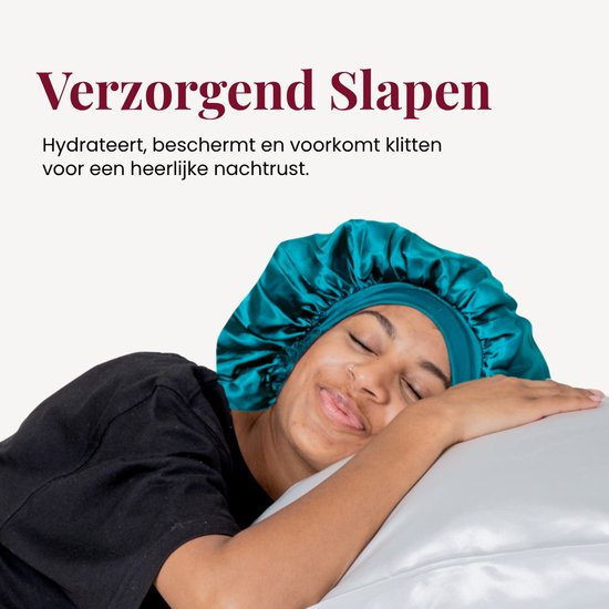 Een model dat ontspannen slaapt op een kussen, met een smaragdgroene satijnen slaapmuts op.
