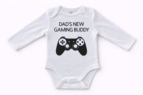 Witte romper met lange mouwen. Tekst: DAD'S NEW GAMING BUDDY. Zwarte gamecontroller afbeelding.