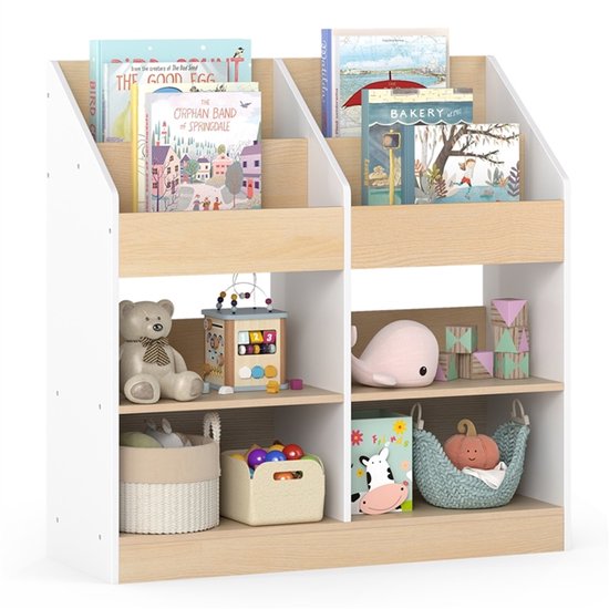 Witte en houten boekenkast met 4 niveaus, gevuld met kinderboeken, een teddybeer, speelgoedblokken, een walvis en een mand met pompoen.