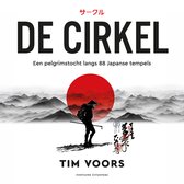 Boekomslag 'De Cirkel' met een pelgrim in silhouet voor een rode cirkel en Japanse bergen.