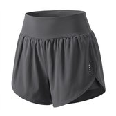 Donkergrijs sportshort met hoge taille, wijde tailleband en een split aan de zijkant met reflecterende stipjes.