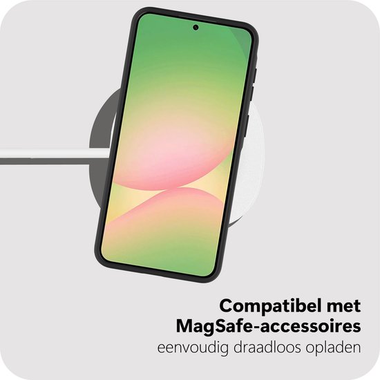 Samsung telefoon met transparante zwarte hoes, geplaatst op een draadloze MagSafe-oplader.