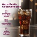 Un verre Coca-Cola emblématique rempli de cola et de glaçons, avec du texte sur le design authentique et le format longdrink.