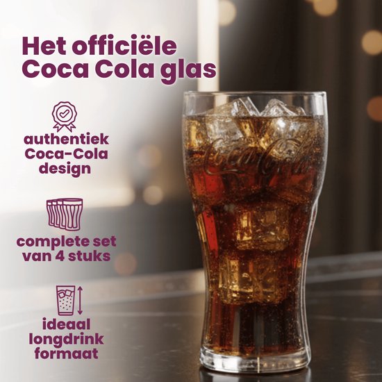 Un verre Coca-Cola emblématique rempli de cola et de glaçons, avec du texte sur le design authentique et le format longdrink.