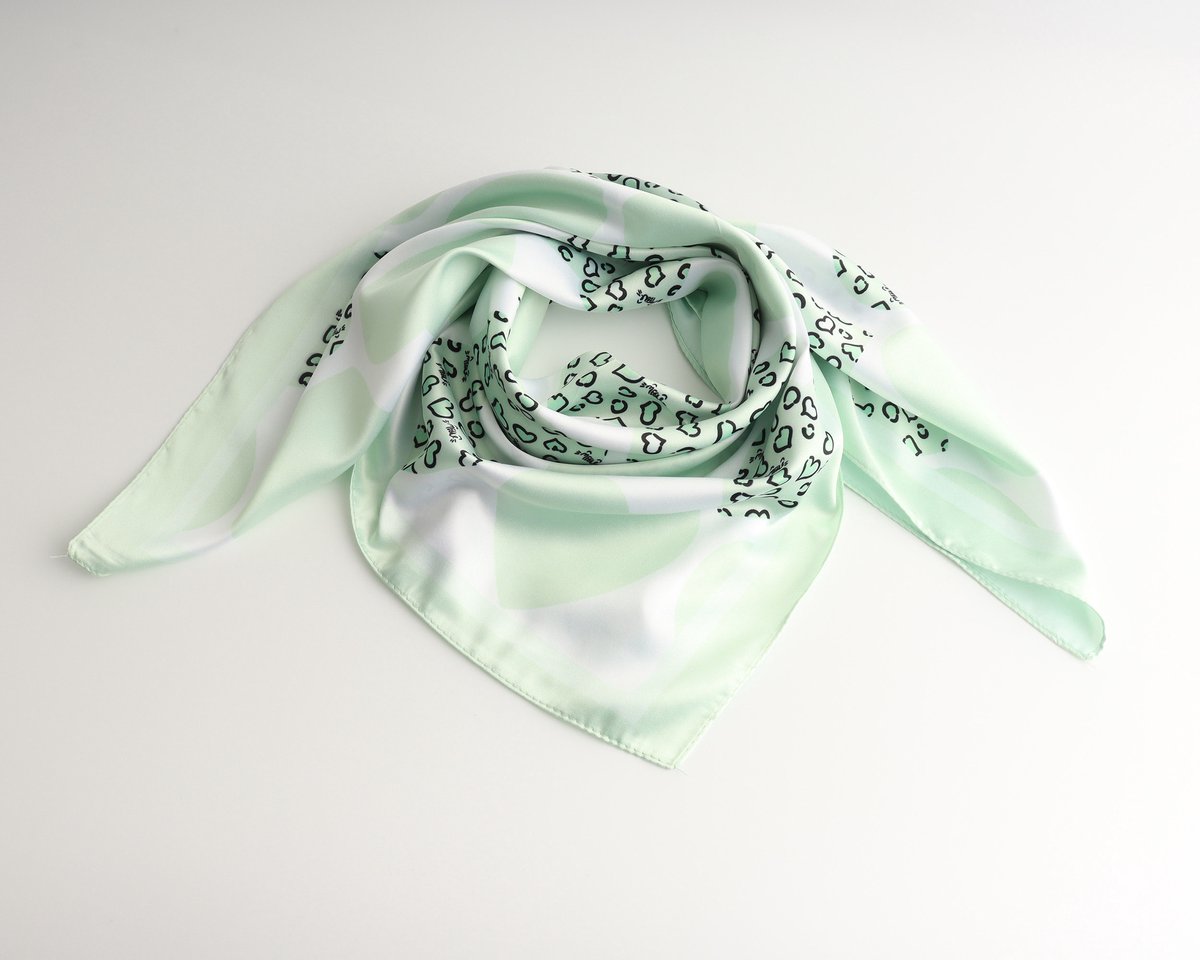 June Vina bandana dames – Groen panter hart print – Satijnlook – 70x70 cm