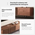 Tv-meubel van walnoothout met lamellenfront en massief houten kastdeuren.