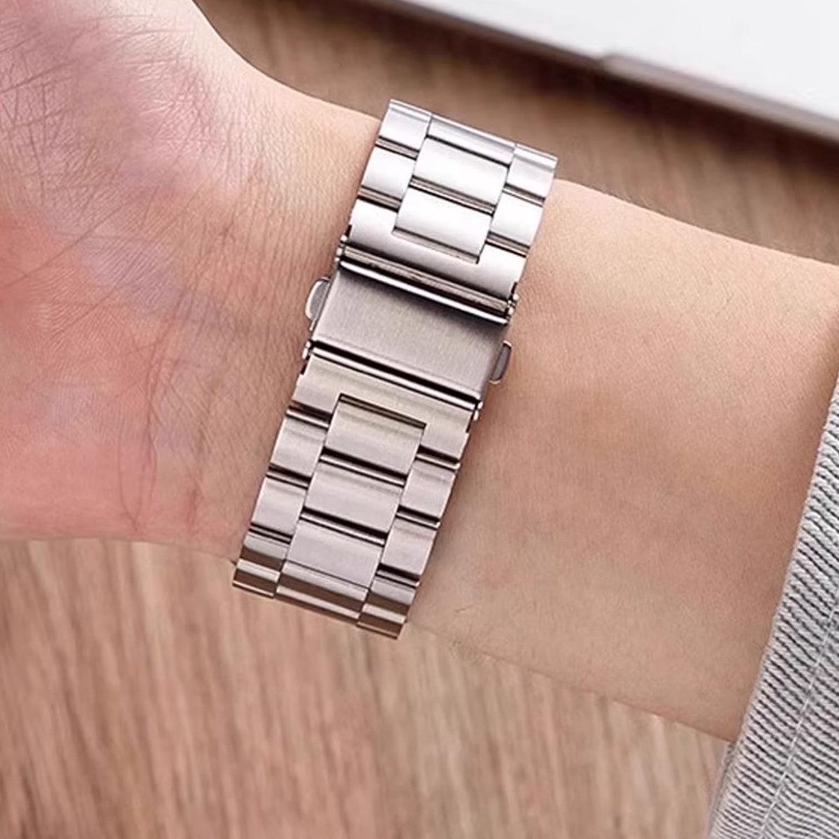 Stainless Steel Horlogeband 18MM voor Fitbit Charge 6/5, Verstelbare Metalen Vervangband met Snelsluiting voor Fitness Tracker en Stijlvolle Look thumbnail 4