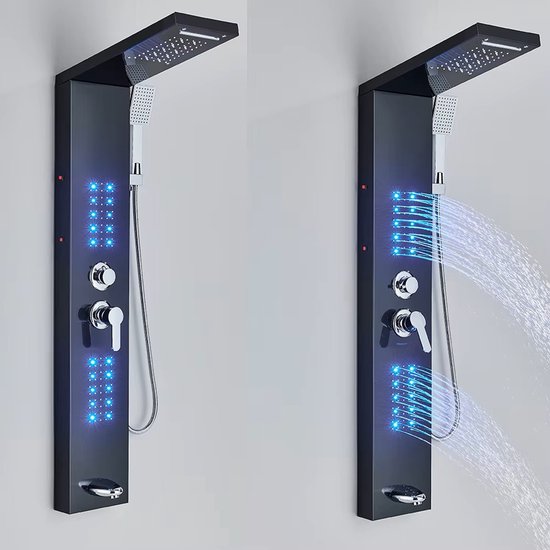 Zwart douchepaneel met LED-verlichting, sproeiend water uit de regendouche en sproeiers.