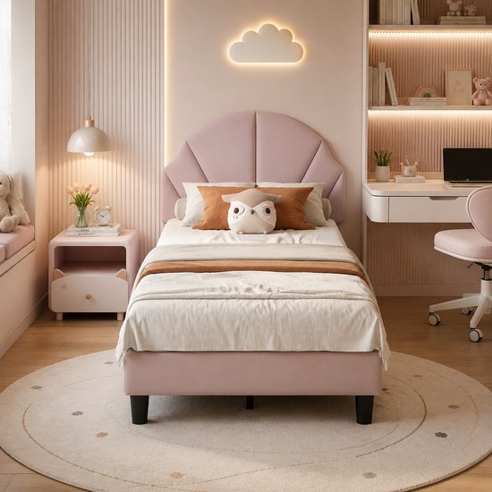 Roze kinderbed met schelpvormig hoofdbord, uilenkussen en decoratie van een wolk.