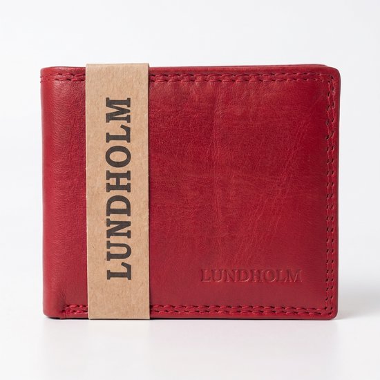 Lundholm portemonnee van rood leer, met band met "LUNDHOLM"-tekst, op een steen.