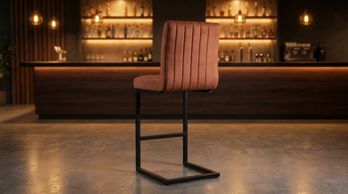 Barkruk – House&Garden Milo Luxe Microvezel Barkruk – Cognac Leerlook – Zwart Metalen Sledeframe – Industriële Design Barkruk met Rugleuning – 66 cm Zithoogte