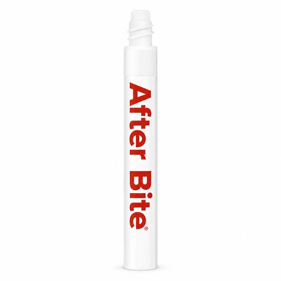 Een witte After Bite pen met rode tekst. De pen heeft een dop.